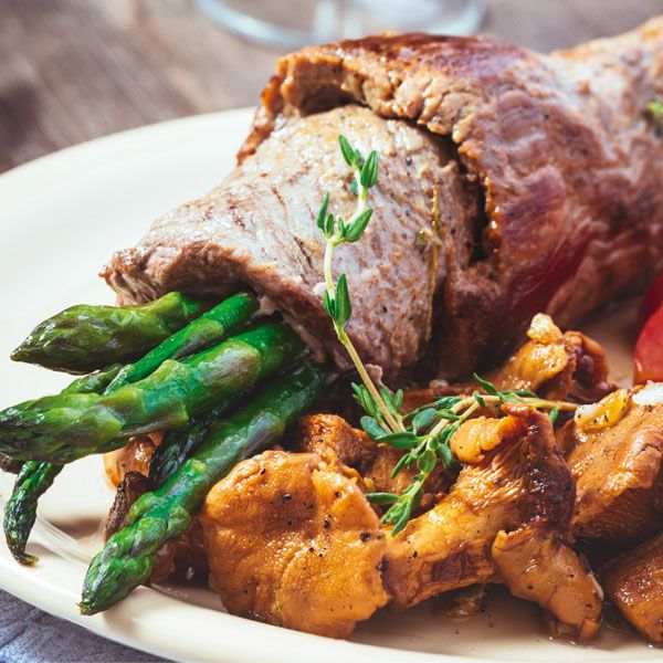 ROLLO DE CARNE CON ESPÁRRAGOS Y PAPA CRIOLLA